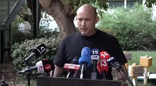 נפתלי בנט בסוכת החטופים בתל אביב (צילום: עידו ארז) נפתלי בנט בסוכת החטופים בתל אביב
