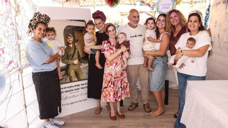 "זה הניצחון הגדול על חמאס". סוכת משפחת נזרי (צילום: גיל נחושתן) אירוע מרגש. סוכת משפחת נזרי