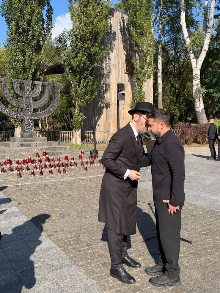נשיא אוקראינה וולודימיר זלנסקי בטקס לציון 85 שנה לטבח באבי יאר (צילום: FJCU) נשיא אוקראינה וולודימיר זלנסקי בטקס לציון 85 שנה לטבח באבי יאר