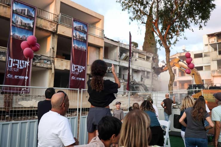 הריסה בפרויקט התחדשות עירונית ברמת השרון