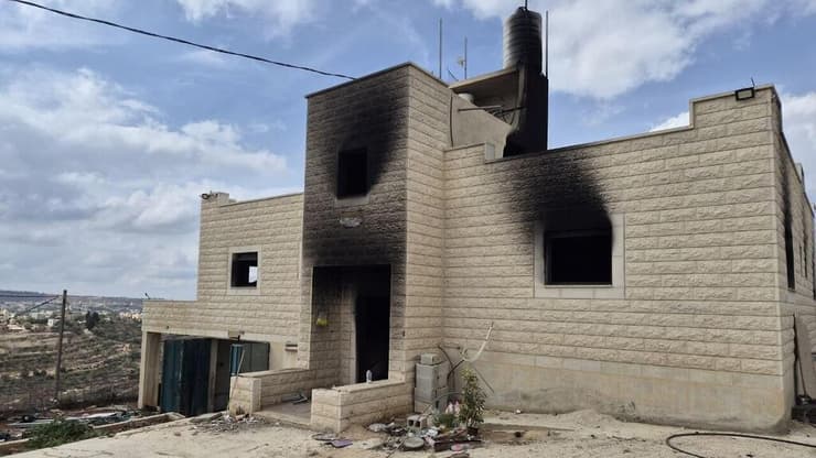 הבית שהוצת הלילה (צילום: אלכס גמבורג) הנזק שגרמו מתנחלים בכפר הפלסטיני ג'אלוד