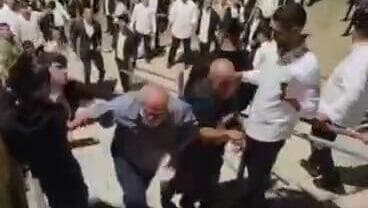 תקיפת האדם הערבי בשער שכם חרדים תוקפים ערבי בשער שכם