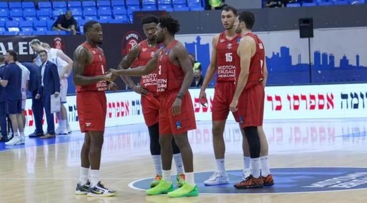 שחקני הפועל ירושלים על הפרקט (מדיה הפועל ירושלים) שחקני הפועל ירושלים על הפרקט