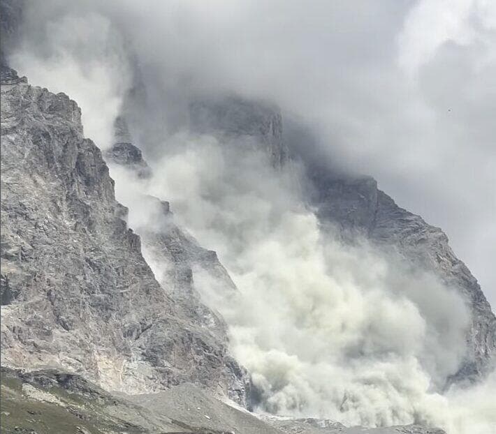 מפולת סלעים בהר המטרהורן (צילום: MeteoAosta) מפולת סלעים בהר המטרהורן