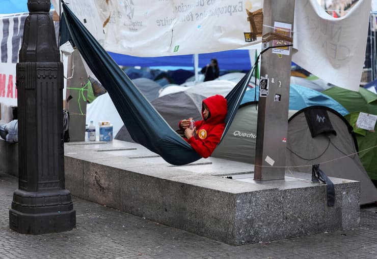 צילום: REUTERS/Juan Medina ספרד מדריד כיכר פוארטה דל סולר מאהל אוהלים מחאת דיור