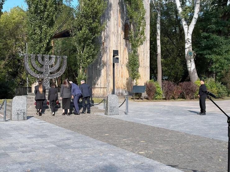 מניחים זרים בטקסט בבאבי יאר (צילום: FJCU) נשיא אוקראינה וולודימיר זלנסקי בטקס לציון 85 שנה לטבח באבי יאר