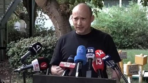 נפתלי בנט בסוכת החטופים בתל אביב (צילום: עידו ארז) נפתלי בנט בסוכת החטופים בתל אביב