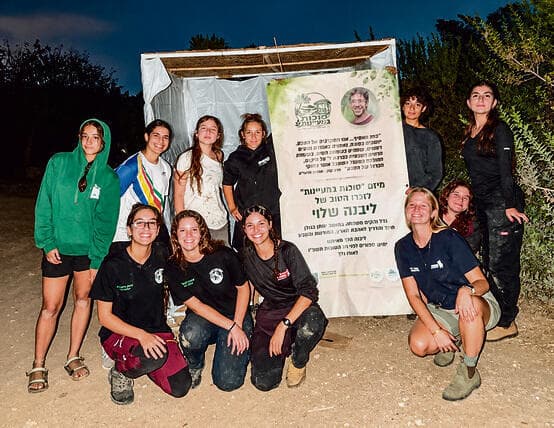 "אנשים התנדבו לבנות את הסוכות באתרי טיולים בכל הארץ". חניכי מדרשת "קשת יהונתן" בסוכה שנבנתה לזכרו של שלוי ז"ל (צילום: טליה דולב) "אנשים התנדבו לבנות את הסוכות באתרי טיולים בכל הארץ". חניכי מדרשת "קשת יהונתן" בסוכה שנבנתה לזכרו של שלוי ז"ל