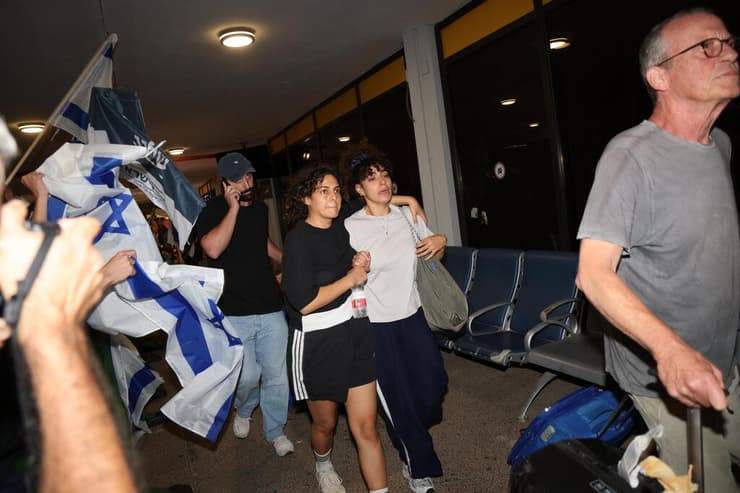 "עברנו סרט אימים" (צילום: יריב כץ) הישראלים שחולצו מטיסת פליי דובאי נוחתים בנתב"ג ויוצאים מהטרמינל