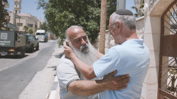הרב לאו עם האב ז'ק. פעם היה אפשר לנסוע עם הרכב עד ליפו (צילום: עידן גליקזליג) הרב לאו עם האב ז'ק. פעם היה אפשר לנסוע עם הרכב עד ליפו