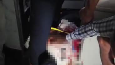 הכבל הצהוב עוטף את טייס המשנה במטוס הנוסעים הישראלים וצוות המטוס משתלטים על הטייס של פליי דובאי