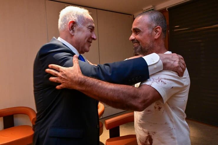 המפגש של חיון עם נתניהו ( צילום: קובי גדעון לע"מ) המפגש של הגיבור יניב חיון של טיסת הבלהות פליי דובאי עם ראש הממשלה בנימין נתניהו