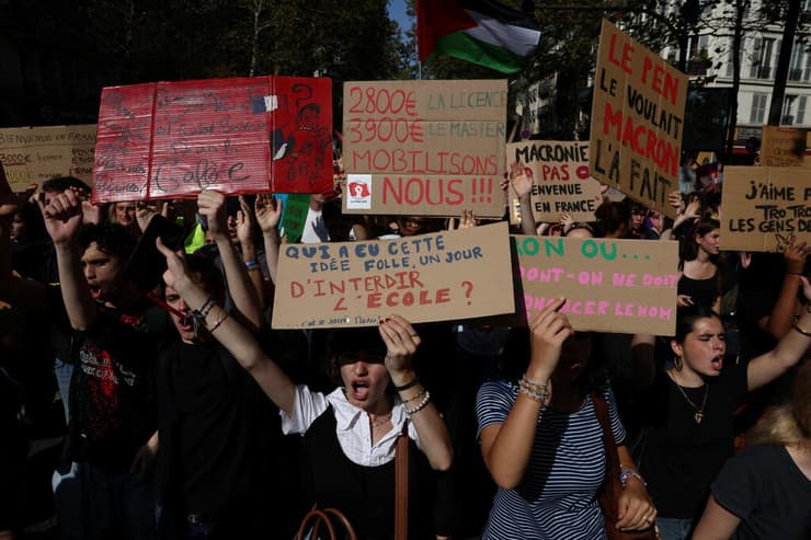 תלמידים מפגינים בפריז. "יש ג'וקים וחולדות בכל מקום" (צילום: REUTERS/Tom Nicholson) צרפת הפגנות תלמידים פריז