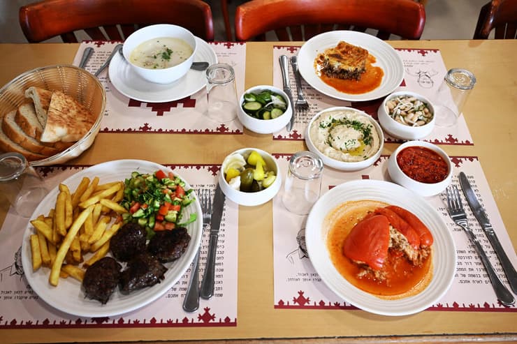 כל המאסטים נוכחים. שולחן במסעדת "מונקה" (צילום: קובי קואנקס) מונקה