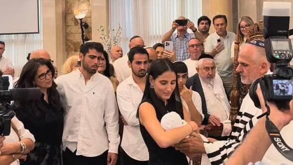 עמית מחזיקה את לביא, האח שנולד מביצית שהוקפאה לפני 25 שנה (צילום: מתוך אינסטגרם) מהברית של לביא סרוסי, אחיו של אלמוג, שנולד מביצית שהוקפאה לפני 25 שנה