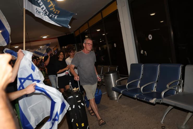 צילום: יריב כץ הישראלים שחולצו מטיסת פליי דובאי נוחתים בנתב"ג ויוצאים מהטרמינל