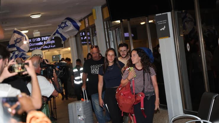 הישראלים שחולצו מטיסת פליי דובאי נוחתים בנתב"ג ויוצאים מהטרמינל (צילום: יריב כץ) הישראלים שחולצו מטיסת פליי דובאי נוחתים בנתב"ג ויוצאים מהטרמינל