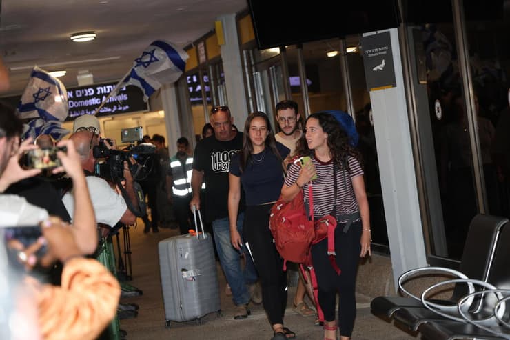 הנוסעים בנתב"ג: "תודה לסעודיה" (צילום: יריב כץ) הישראלים שחולצו מטיסת פליי דובאי נוחתים בנתב"ג ויוצאים מהטרמינל