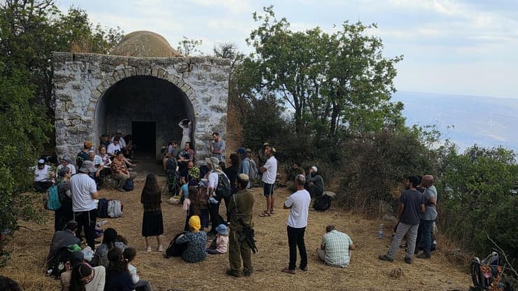 תצפית אל תוך לבנון: המטיילים חוזרים להר דב 