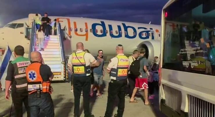 אחד מהנוסעים עם תחבושת על המצח (צילום: מאיר תורג'מן) הישראלים שחולצו מטיסת פליי דובאי נוחתים בנתב"ג