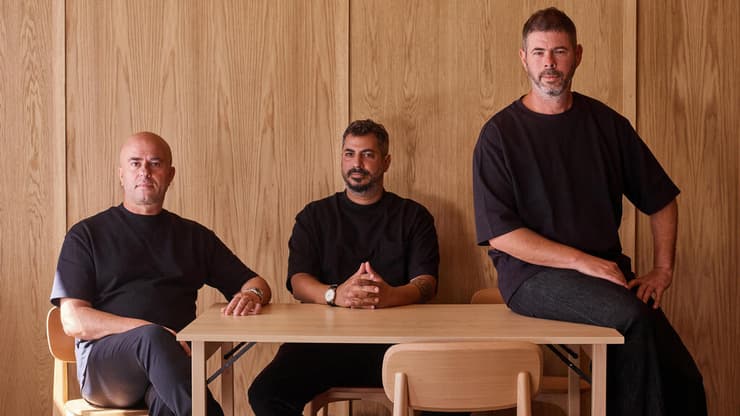איציק חנגל (משמאל), עם השף גיא גמזו ומוש בודניק (צילום: דן פרץ) איציק חנגל (משמאל), עם השף גיא גמזו ומוש בודניק