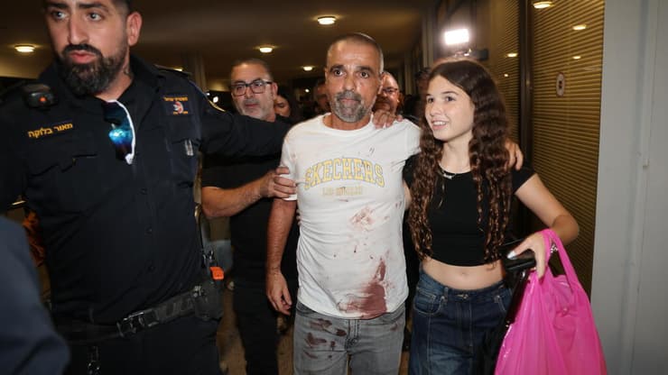 הדם עוד על הבגדים. יניב אתמול בנתב"ג (צילום: יריב כץ) יניב חיון