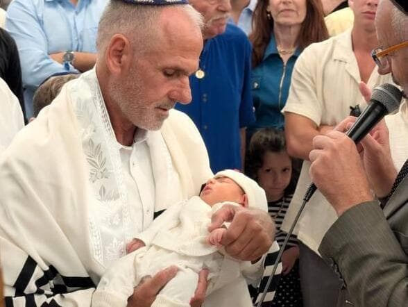 "קרה לנו נס". האב יגאל מחזיק את לביא (צילום: מתוך אינסטגרם) מהברית של לביא סרוסי, אחיו של אלמוג, שנולד מביצית שהוקפאה לפני 25 שנה