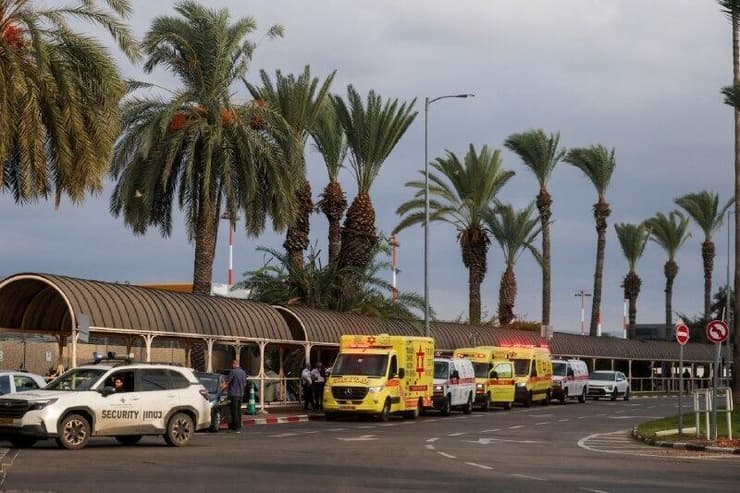 אמבולנסים ממתינים בנתב"ג לטיסת פליי דובאי (צילום: רויטרס) אמבולנסים ממתינים לטיסת פליי דובאי מסעודיה