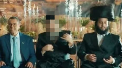 ראש העיר ליאון (משמאל) בסוכתו לצד וייסמנדל (מימין) (צילום: סעיף 27א לפי חוק זכויות יוצרים) משה דוד וייסמנדל יחד עם משה ליאון