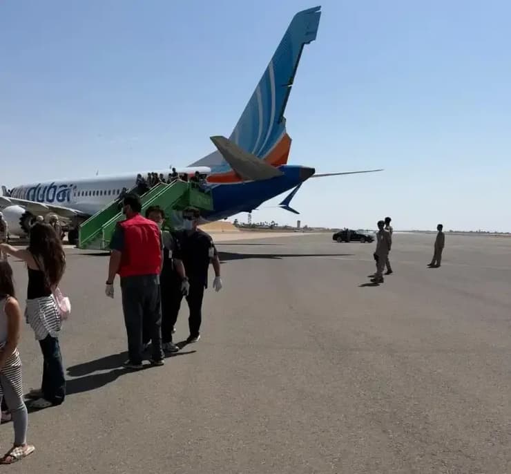 זנב המטוס נפגע כתוצאה מהצניחה המהירה NYUX PKHHSUCTH