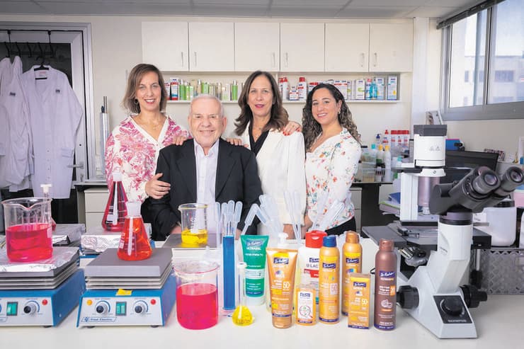 משפחת פישר: אבא אלי, הבנות נורית וסיגל והנכדה נטע (צילום: עוז מועלם) משפחת פישר: אבא אלי, הבנות נורית וסיגל והנכדה נטע.