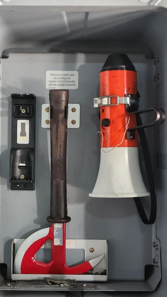 Crash Axe בתוך מטוס: גרזן החירום נועד לחילוץ ולהתמודדות עם שריפות (צילום: shutterstock / irfansatria28) Crash Axe בתוך מטוס: גרזן החירום נועד לחילוץ ולהתמודדות עם שריפות