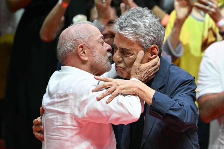 לולה (משמאל) עם צי'קו בוארקי, מגדול זמרי ברזיל. הנשיא מקווה לבלום את גל הימין שכובש את דרום אמריקה (צילום: MAURO PIMENTEL / AFP) 23.9 נשיא ברזיל לולה דה סילבה עצרת בחירות ב ריו דה ז'ניירו