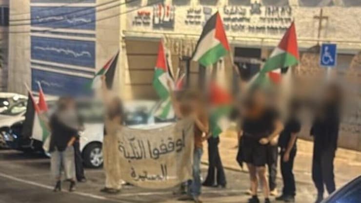 משתתפים במחאה מניפים דגל פלסטין (צילום: דוברות המשטרה) משתתפים במחאה בעד פלסטין