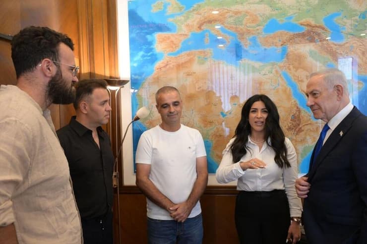 נתניהו נפגש עם גיבורי טיסת פליי דובאי
