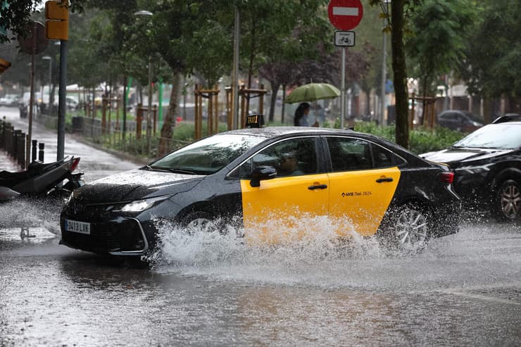 הצפות בברצלונה (צילום: Josep LAGO / AFP) ברצלונה