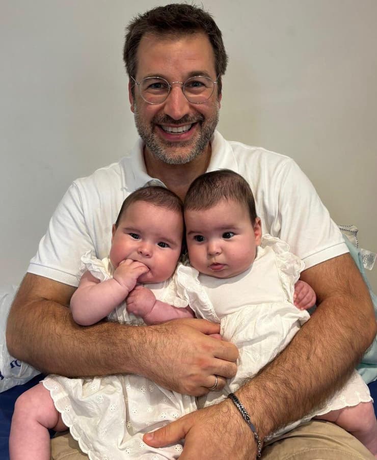 "החלקתי בטבעיות לאבהות הכפולה" (צילום: אוסף פרטי) ד"ר לירון גרוסמן עם הבנות שלו