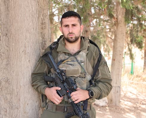 "אחד הדברים שהשתנו מאז הוא שאתה הופך להיות קצת יותר קהה, וזה מתבטא גם ברגשות. כדי לצאת ולהילחם לאורך המון זמן, אתה שם שכפ"ץ אחרי שכפ"ץ על עצמך, על הרגשות ועל הנפש" (צילום: גדי קבלו ) בר זונשיין