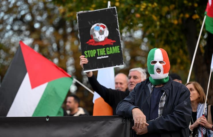 "עצרו את המשחק" (צילום: Charles McQuillan/Getty Images) מחאה פרו פלסטינית באירלנד