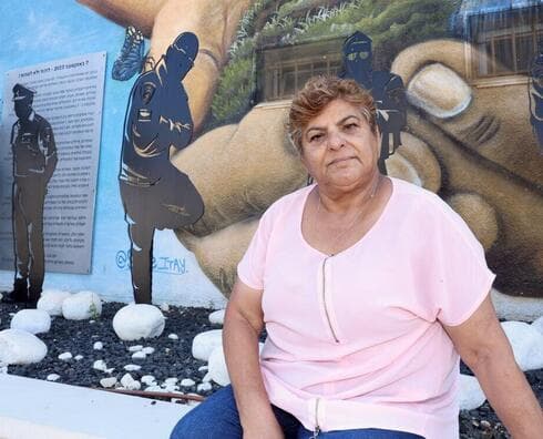 "בכל בוקר אני אומרת תודה לבורא עולם שהוא כיוון שהמחבלים ייכנסו אליי הביתה ולא לבתים של השכנים שלי, שיש להם ילדים ותינוקות. הוא כיוון שהילדים שלי לא יהיו בבית, וגם לא הנכדים" (צילום: גדי קבלו ) רחל אדרי, אופקים