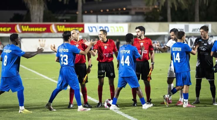 שחקני הקבוצות והשיפוט בתחילת המשחק (רועי כפיר) שחקני הקבוצות והשיפוט בתחילת המשחק