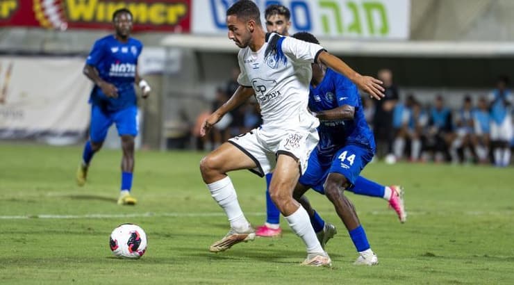 פרנק אירוזי שומר על שגיב אלבז (רועי כפיר) פרנק אירוזי שומר על שגיב אלבז
