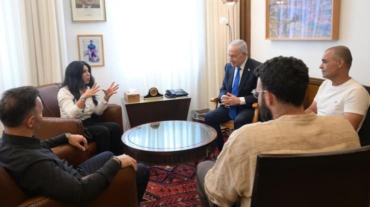 "כולם צריכים ללמוד מכם" (צילום: עמוס בן גרשום/ לע"מ) נתניהו נפגש עם גיבורי טיסת פליי דובאי