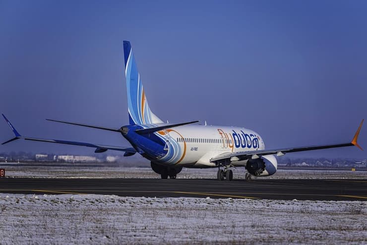 מטוס פליי דובאי מדגם Boeing 737 MAX (צילום: shutterstock / Cristi Mitu) בואינג 737 של פליי דובאי