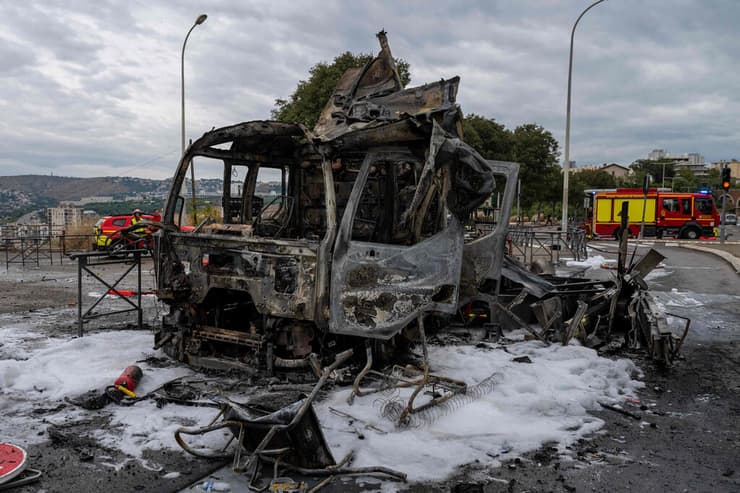 אחד הרכבים שהוצתו במרסיי (צילום: Miguel MEDINA / AFP) מארסיי מהומות מחאה הפגנה של תלמידים ב צרפת