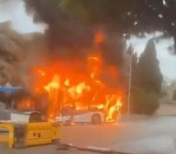 גם אוטובוס הוצת שם מארסיי מהומות מחאה הפגנה של תלמידים ב צרפת