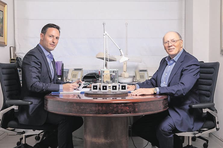 עו"ד שמואל שניצר עם בנו שי (צילום: טל שחר) עו"ד שמואל שניצר עם בנו שי