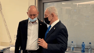 ראש הממשלה בנימין נתניהו ביקר את השגריר יחיאל לייטר בבית החולים, ליד מיטת בנו (צילום: מתוך חשבון האיקס של יחיאל לייטר) ראש הממשלה בנימין נתניהו ביקר את השגריר יחיאל לייטר בבית החולים, ליד מיטת בנו
