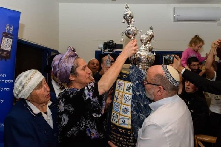 ספר התורה לזכרו של סמ"ר נתנאל פסח ז"ל (צילום: יהושע לוי) ספר התורה לזכרו של סמ"ר נתנאל פסח ז"ל