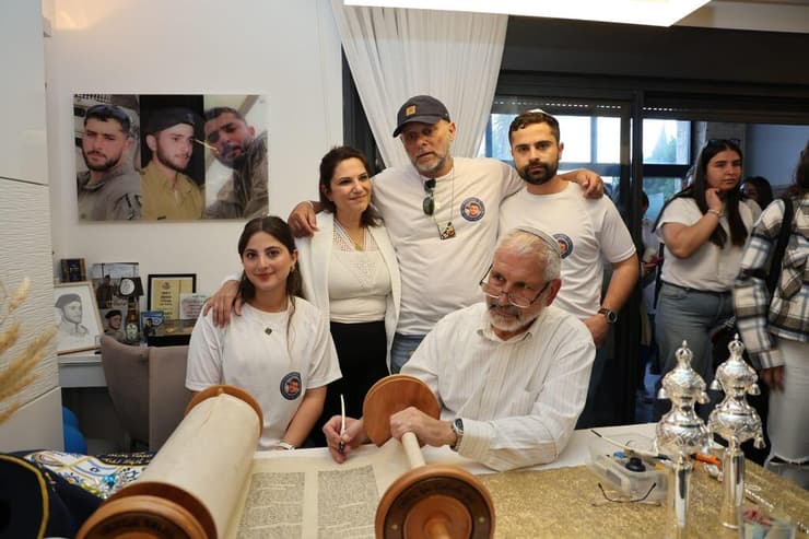 מסיימים את כתיבת ספר התורה לזכרו של סרן עידו וולוך ז"ל (צילום: נועם כהן) מסיימים את כתיבת ספר התורה לזכרו של סרן עידו וולוך ז"ל